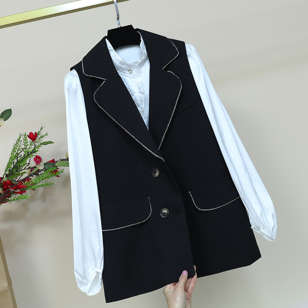 Naujo modelio moteriška liemenė su špicine iškirpte ir sagomis