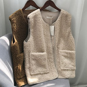 Moteriška pūkinė liemenė su kišenėmis ir špicine iškirpte