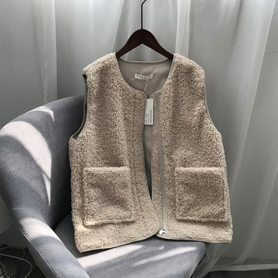 Moteriška pūkinė liemenė su kišenėmis ir špicine iškirpte