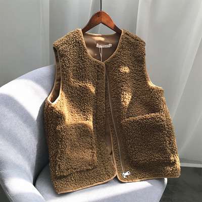 Moteriška pūkinė liemenė su kišenėmis ir špicine iškirpte