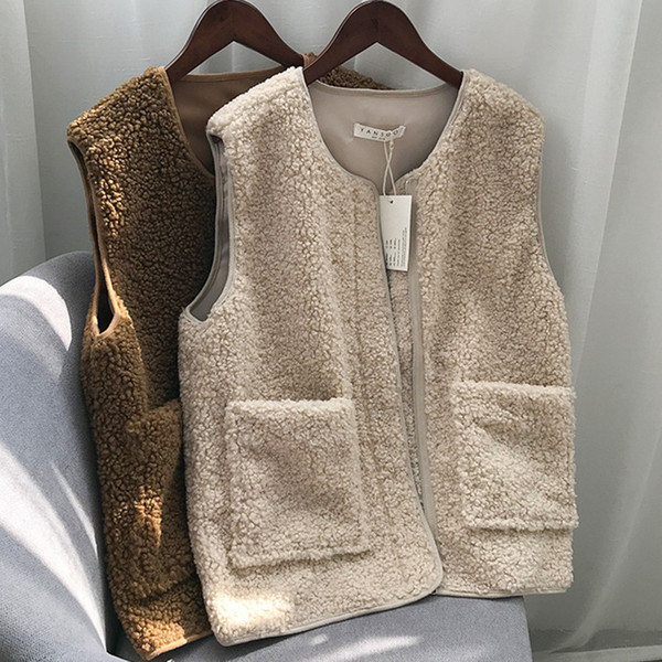 Moteriška pūkinė liemenė su kišenėmis ir špicine iškirpte