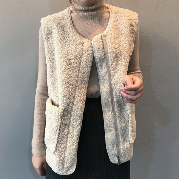 Moteriška pūkinė liemenė su kišenėmis ir špicine iškirpte