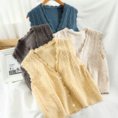 Kootud naiste vesti spits kaelus ja nööbid