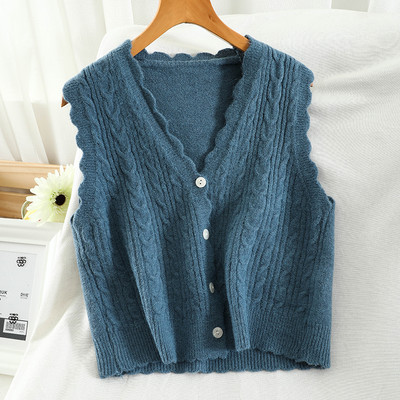 Kootud naiste vesti spits kaelus ja nööbid