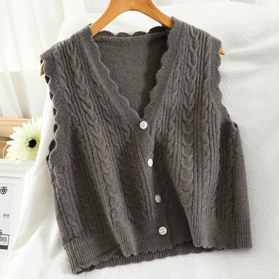 Kootud naiste vesti spits kaelus ja nööbid