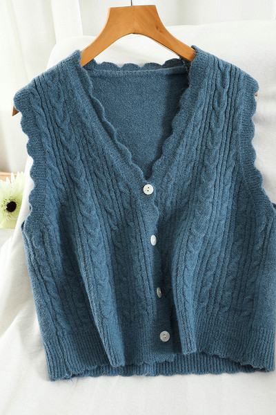 Kootud naiste vesti spits kaelus ja nööbid