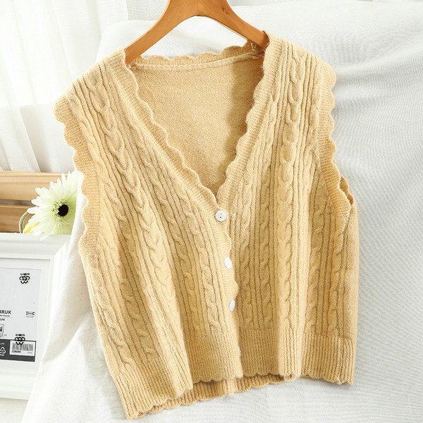 Kootud naiste vesti spits kaelus ja nööbid