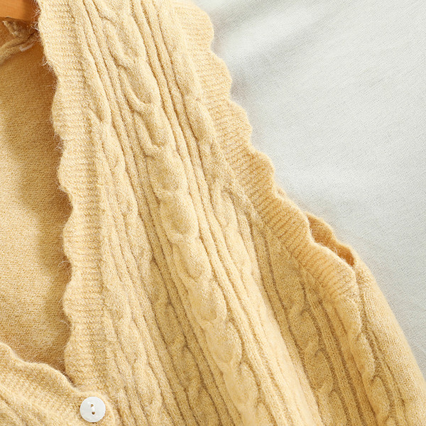 Kootud naiste vesti spits kaelus ja nööbid