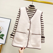 Moteriška laisvalaikio liemenė su špicine iškirpte ir sagomis