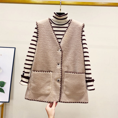 Moteriška laisvalaikio liemenė su špicine iškirpte ir sagomis