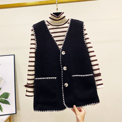 Moteriška laisvalaikio liemenė su špicine iškirpte ir sagomis