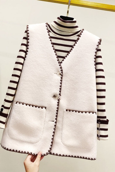 Moteriška laisvalaikio liemenė su špicine iškirpte ir sagomis