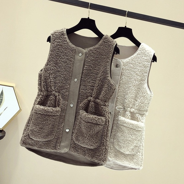 Šiuolaikinė moteriška liemenė su apvalia iškirpte ir eko oda