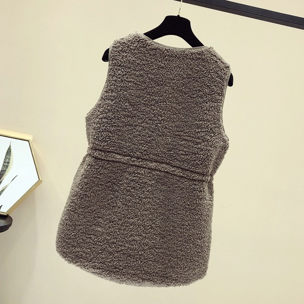 Šiuolaikinė moteriška liemenė su apvalia iškirpte ir eko oda