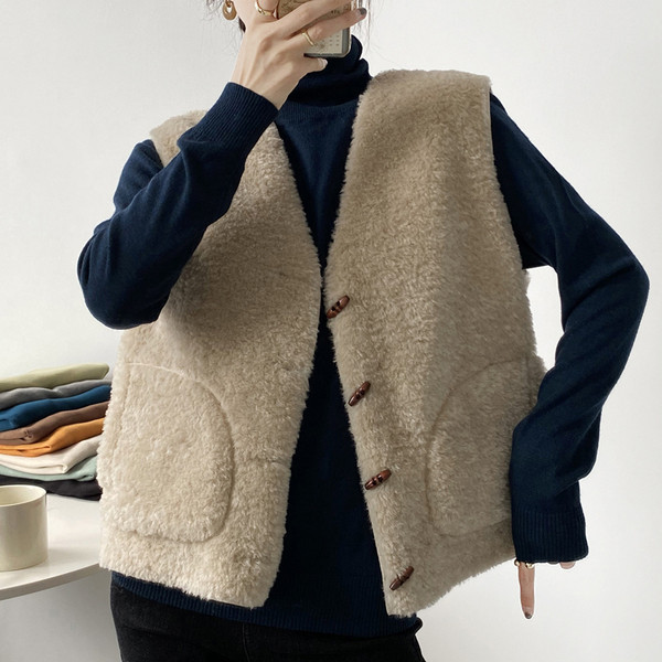 Sieviešu dūnu veste ar koka pogām