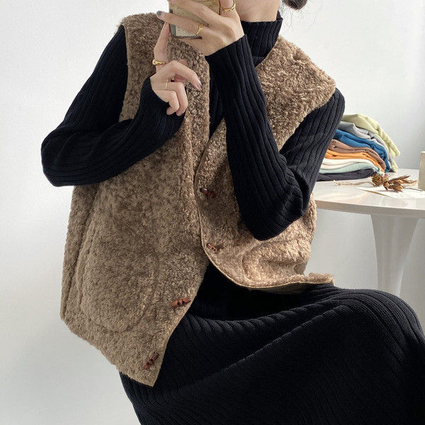 Sieviešu dūnu veste ar koka pogām