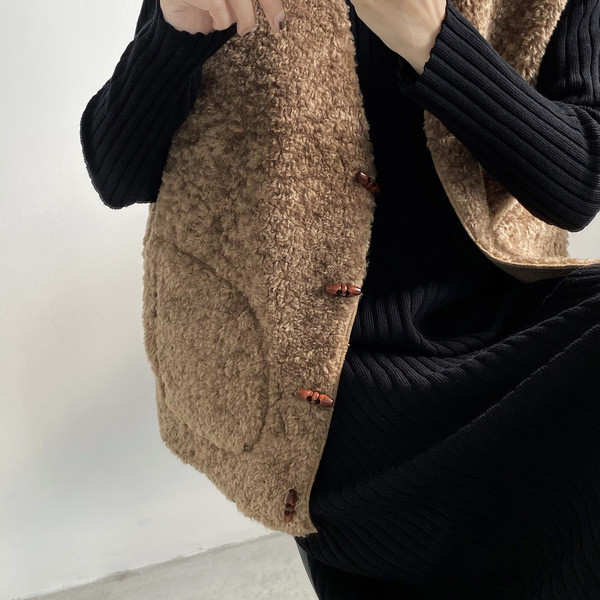 Sieviešu dūnu veste ar koka pogām