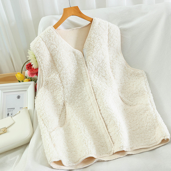 Paprastas moteriškos liemenės modelis su užtrauktuku ir kišenėmis