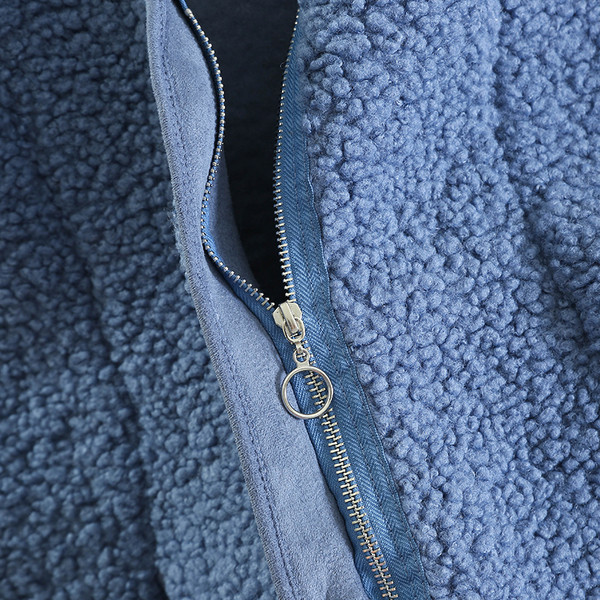 Paprastas moteriškos liemenės modelis su užtrauktuku ir kišenėmis