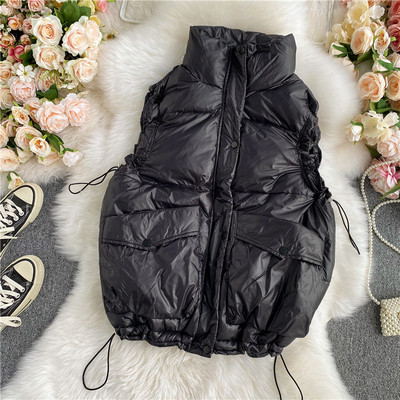 Moteriška rudens-žiemos liemenė su sagomis ir aukšta apykakle