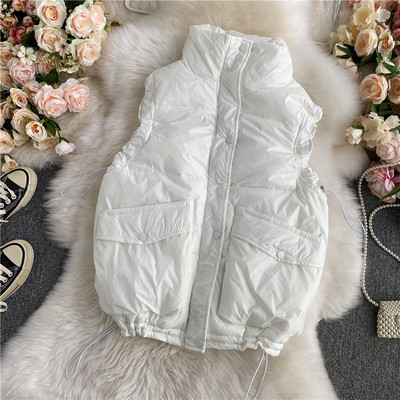 Moteriška rudens-žiemos liemenė su sagomis ir aukšta apykakle