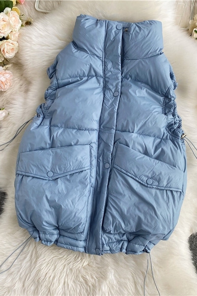 Moteriška rudens-žiemos liemenė su sagomis ir aukšta apykakle