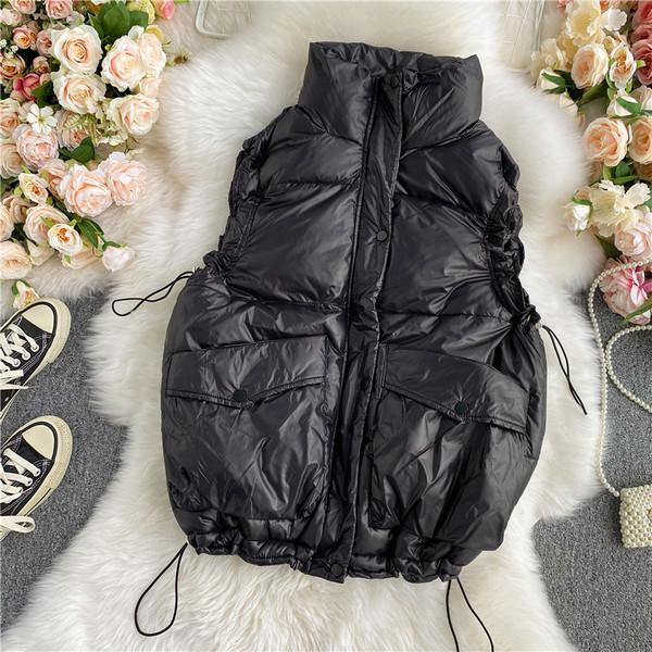 Moteriška rudens-žiemos liemenė su sagomis ir aukšta apykakle