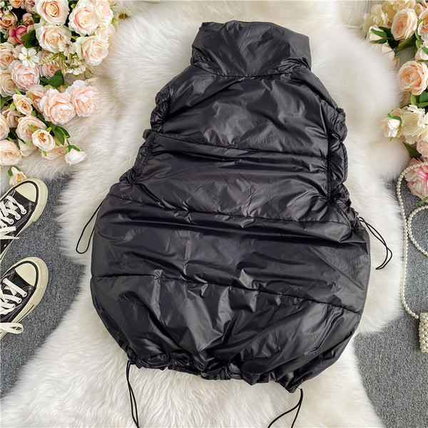 Moteriška rudens-žiemos liemenė su sagomis ir aukšta apykakle