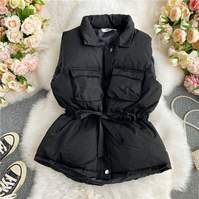 Naiste vest klassikalise krae ja vöökoha lipsuga