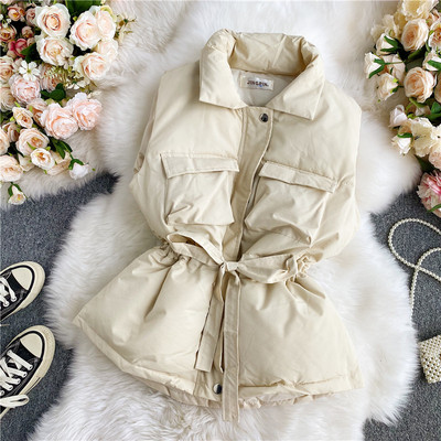 Naiste vest klassikalise krae ja vöökoha lipsuga