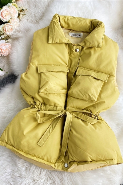 Naiste vest klassikalise krae ja vöökoha lipsuga