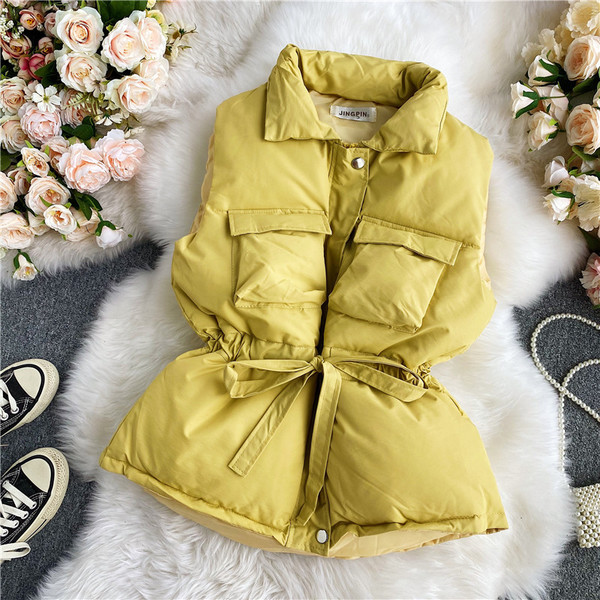 Naiste vest klassikalise krae ja vöökoha lipsuga