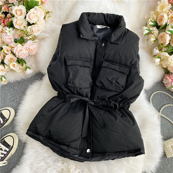 Naiste vest klassikalise krae ja vöökoha lipsuga