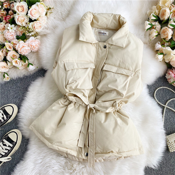 Naiste vest klassikalise krae ja vöökoha lipsuga