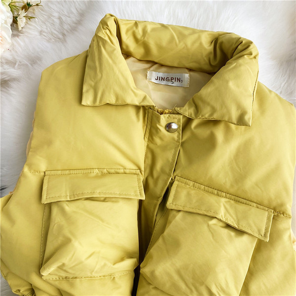 Naiste vest klassikalise krae ja vöökoha lipsuga