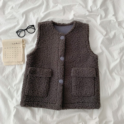 Aktualan ženski prsluk sa ovalnim ovratnikom i džepovima