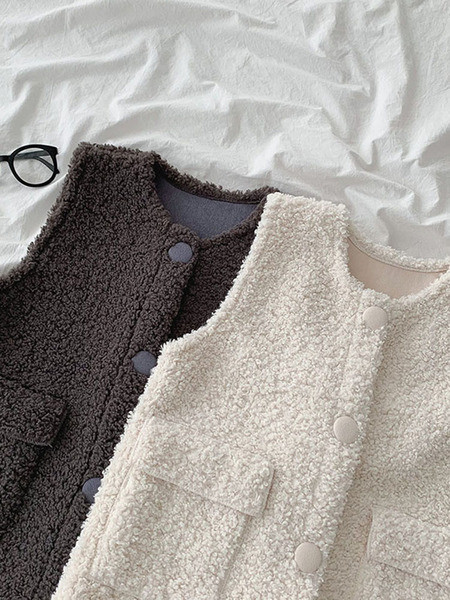 Aktualan ženski prsluk sa ovalnim ovratnikom i džepovima