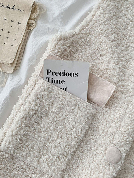 Aktualan ženski prsluk sa ovalnim ovratnikom i džepovima