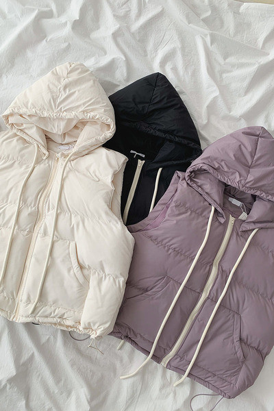 Ženski sportski prsluk s kapuljačom i džepovima