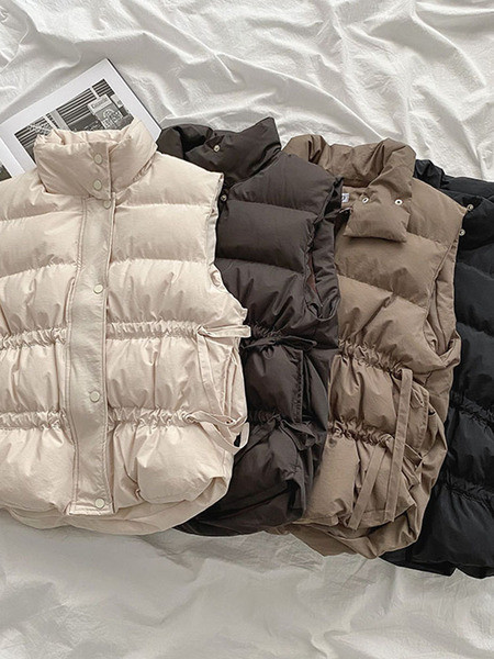 Įprasta moteriška liemenė su aukšta apykakle ir kaklaraiščiais