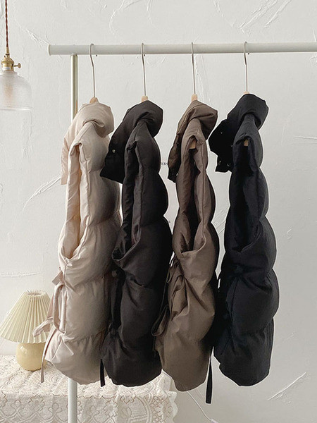 Įprasta moteriška liemenė su aukšta apykakle ir kaklaraiščiais