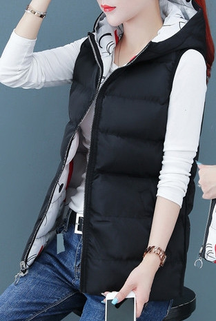 Įprasta moteriška liemenė su užtrauktuku ir gobtuvu