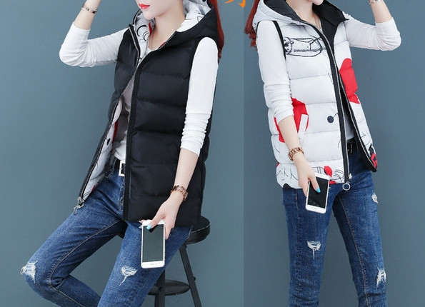 Įprasta moteriška liemenė su užtrauktuku ir gobtuvu