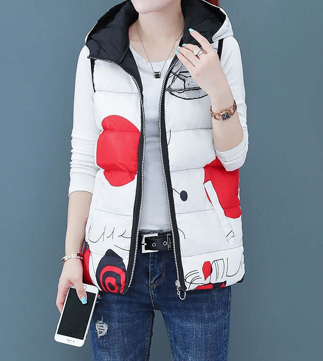 Įprasta moteriška liemenė su užtrauktuku ir gobtuvu