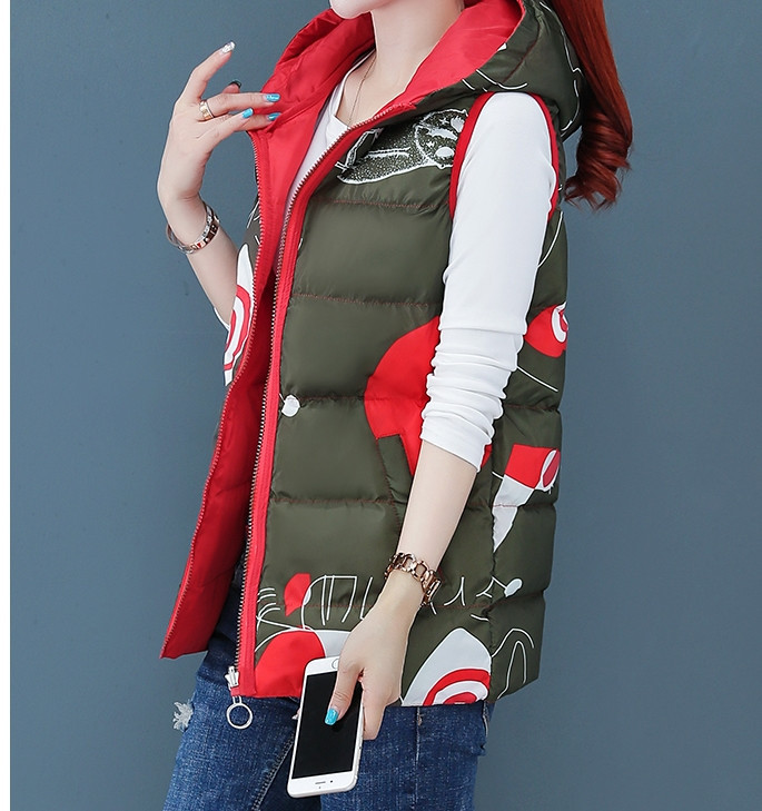 Įprasta moteriška liemenė su užtrauktuku ir gobtuvu