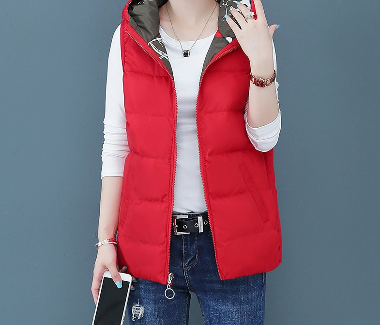 Įprasta moteriška liemenė su užtrauktuku ir gobtuvu