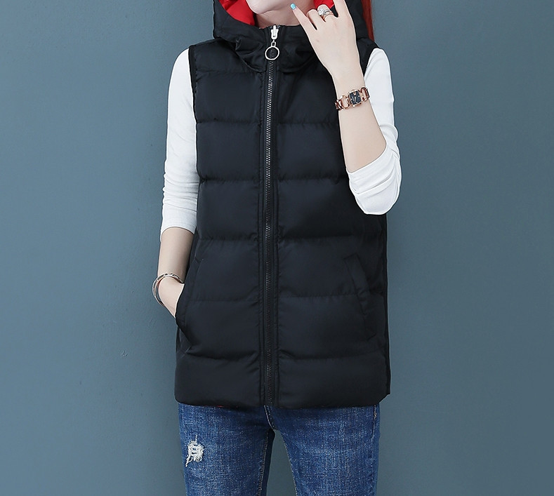 Įprasta moteriška liemenė su užtrauktuku ir gobtuvu