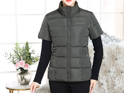 Uue mudeli kõrge kraega naiste vest