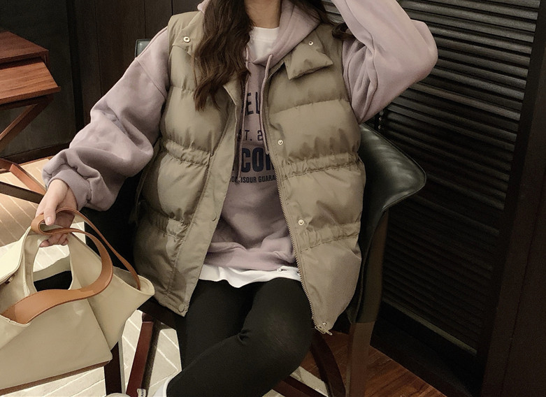 Naiste vabaaja vest nööpide ja klassikalise kraega