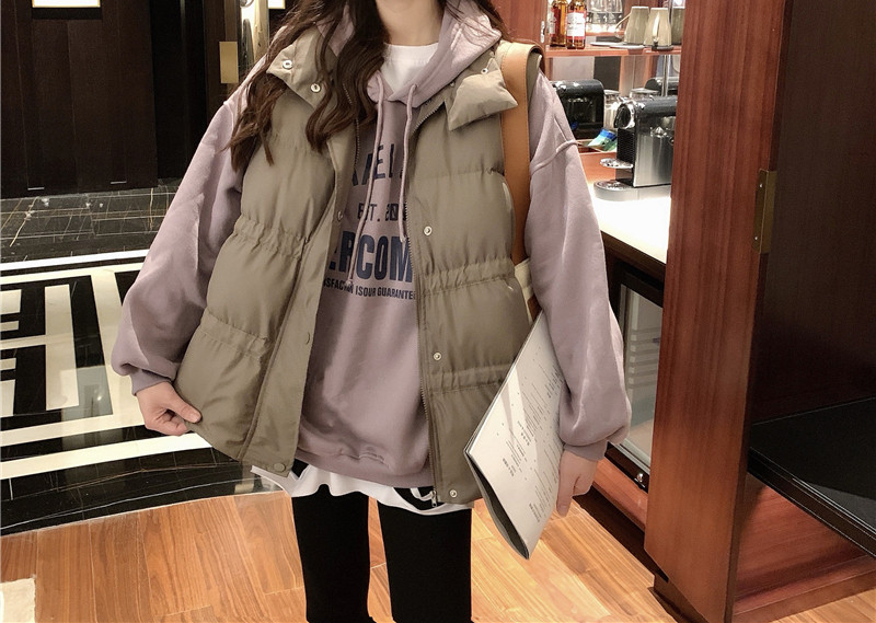 Naiste vabaaja vest nööpide ja klassikalise kraega